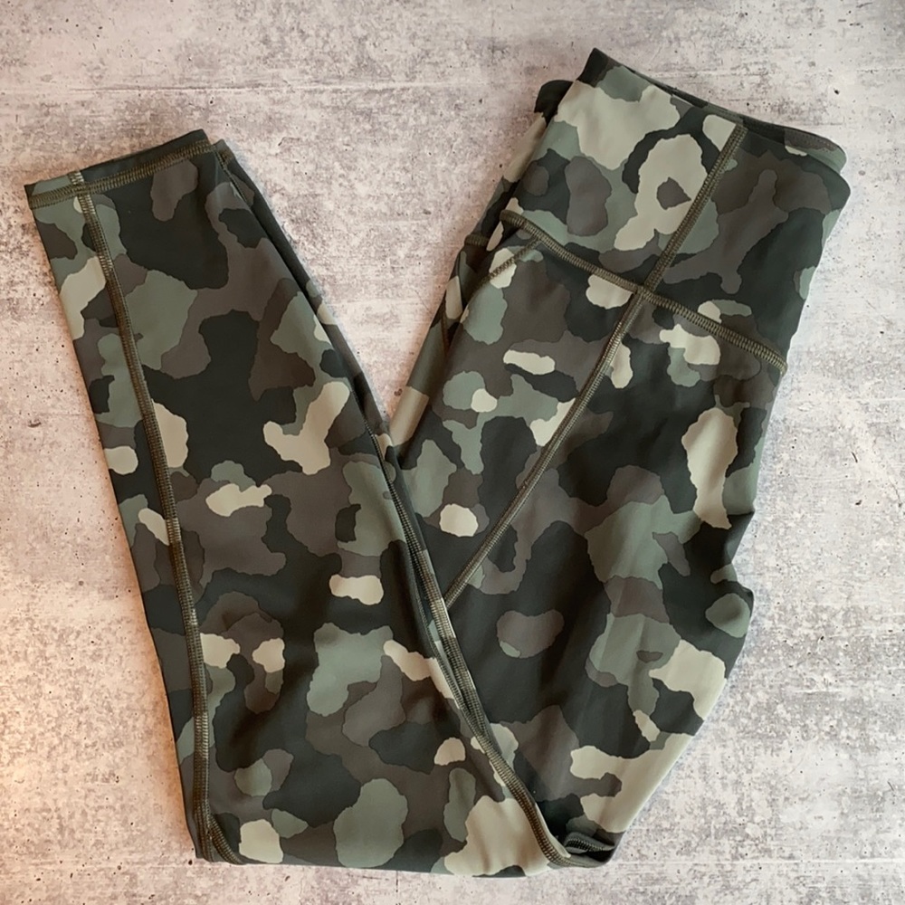 Athleta Lightning Camo 7/8 Tight. Like New